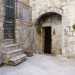 ...sul quale si apre un varco sormontato da un architrave in pietra annerito.  lingresso del forno cinquecentesco